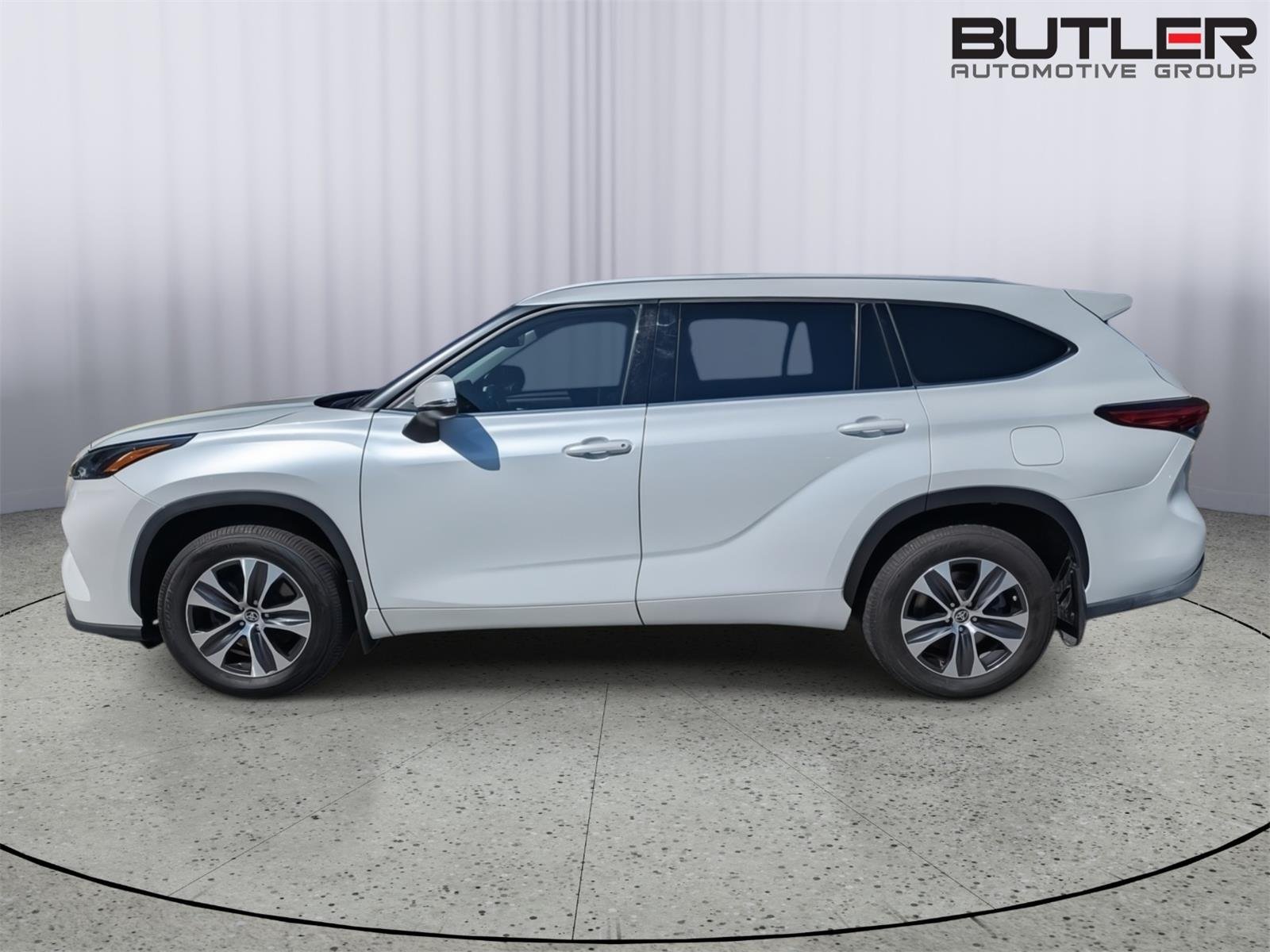Used 2022 Wind Chill Pearl Toyota XLE image 5