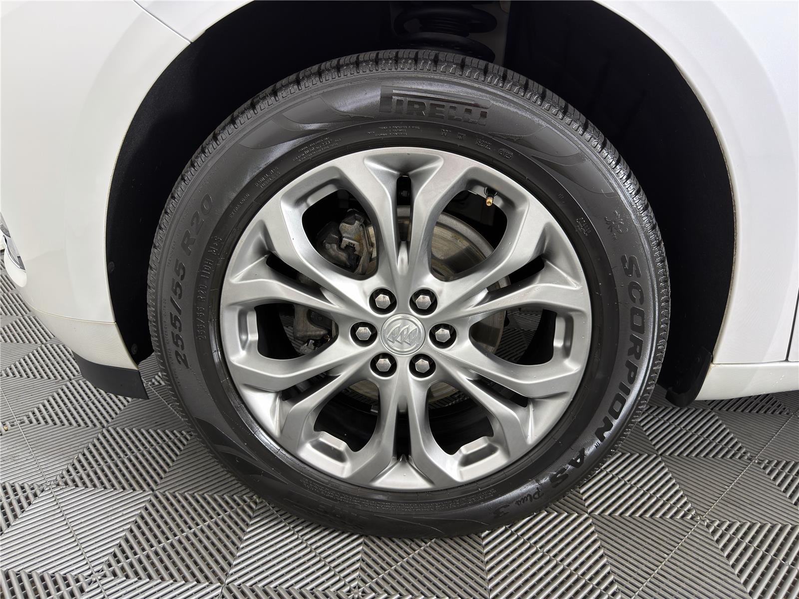 Used 2021 WHITE FROST TRICOAT Buick Avenir image 9