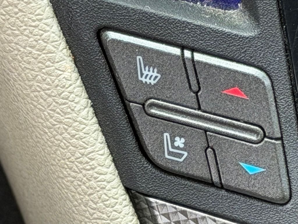 Used 2009 Silver Cadillac Base image 21