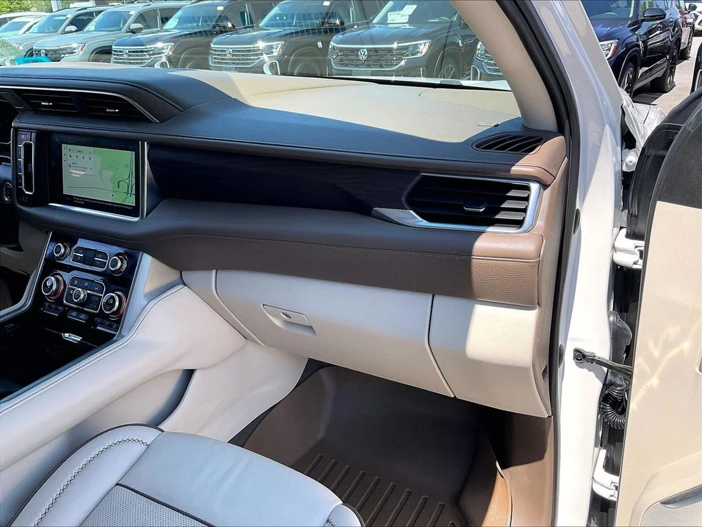 Used 2022 White Frost Tricoat GMC Denali image 12