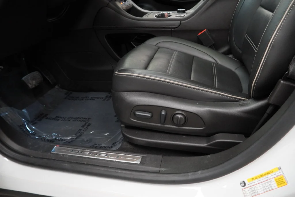 Used 2023 White Frost Tricoat GMC Denali image 29