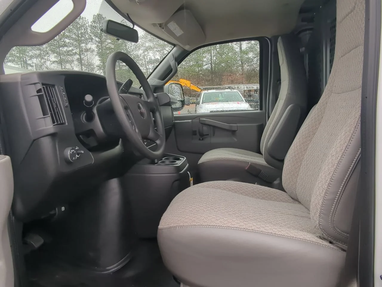 New 2025 Summit White GMC Work Van image 17