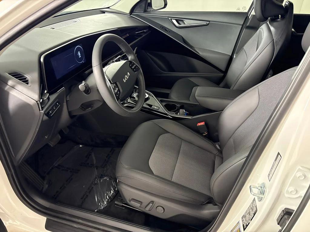 New 2026 Snow White Pearl Kia WIND image 26