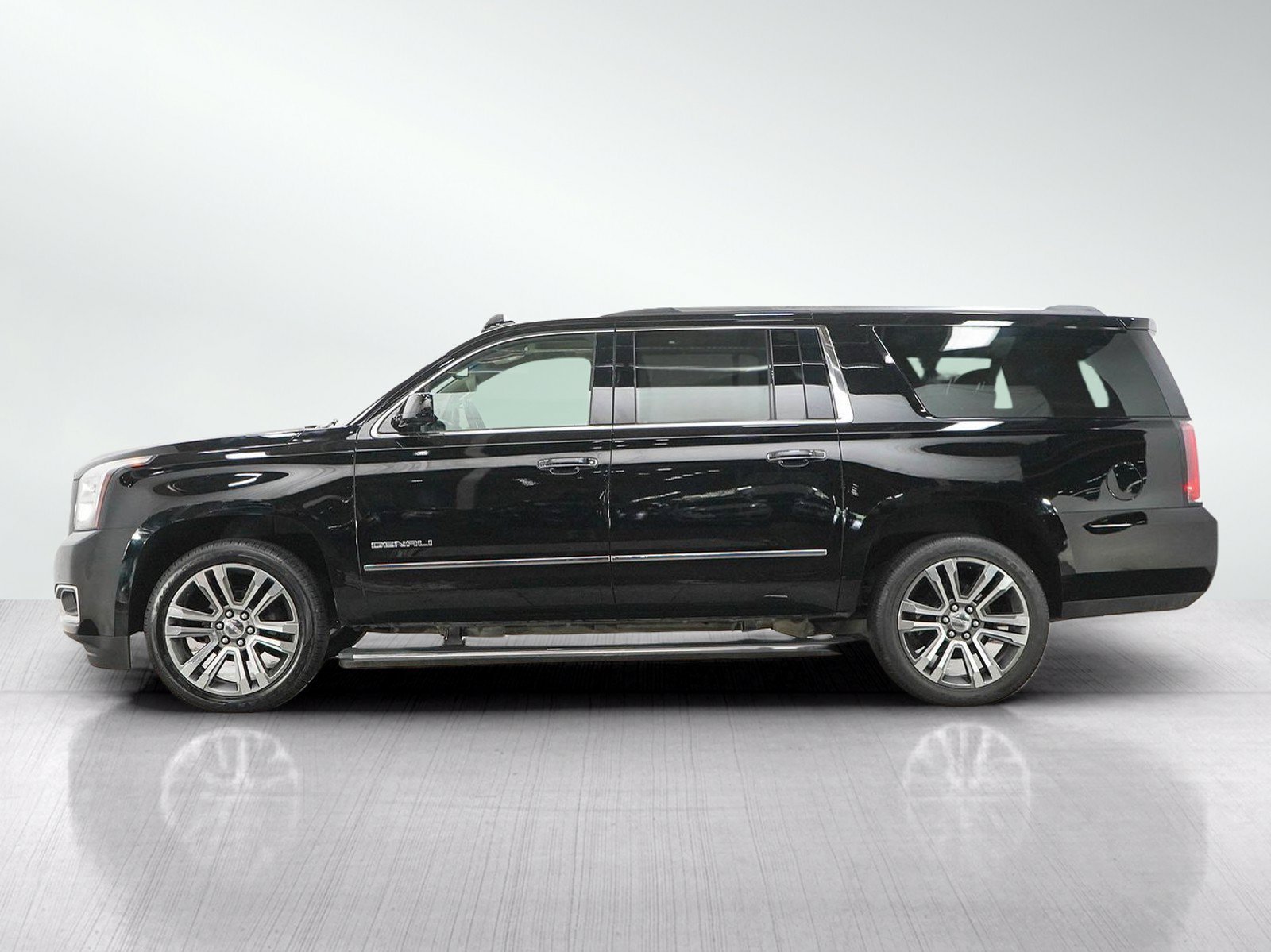Used 2019 GMC Yukon XL Denali with VIN 1GKS2HKJ0KR408248 for sale in Burnsville, Minnesota