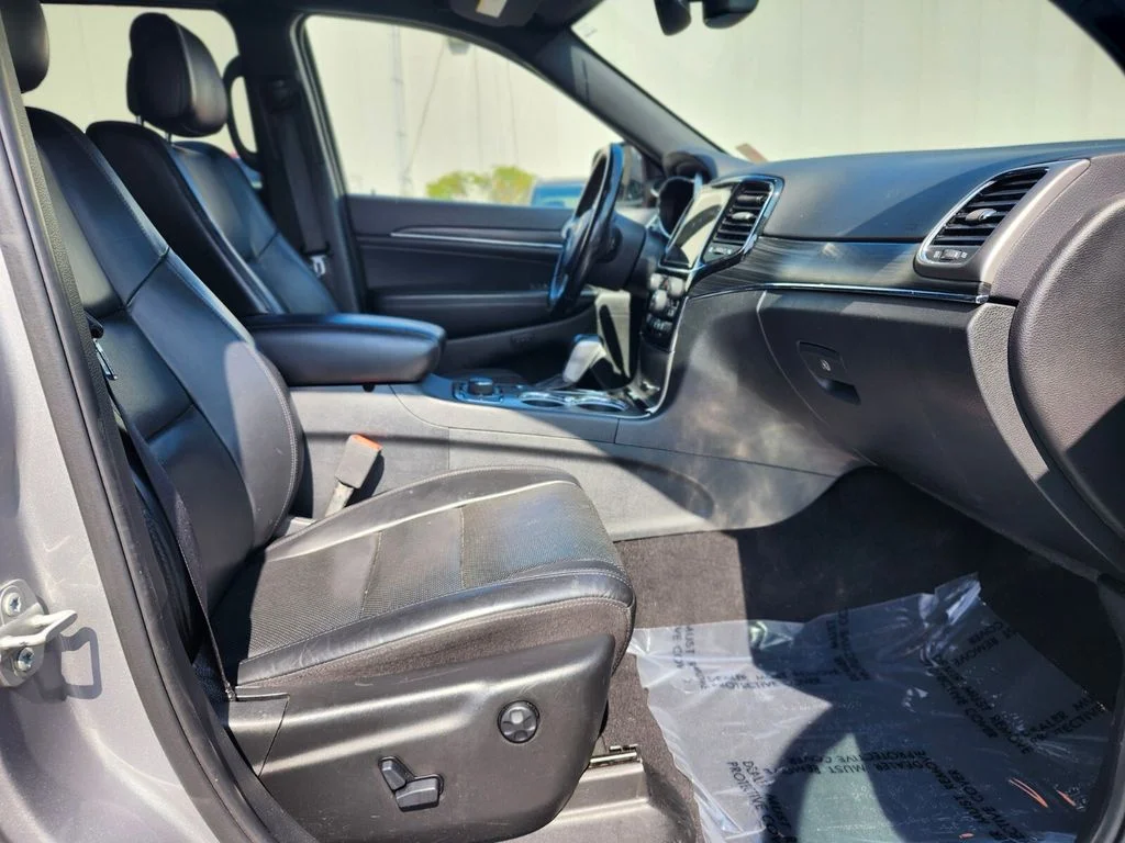 Used 2020 Silver Jeep Limited image 11