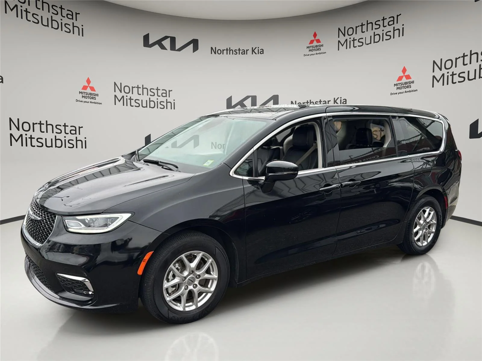 Used 2024 Diamond Black Crystal Pearlcoat Chrysler Touring L image 1