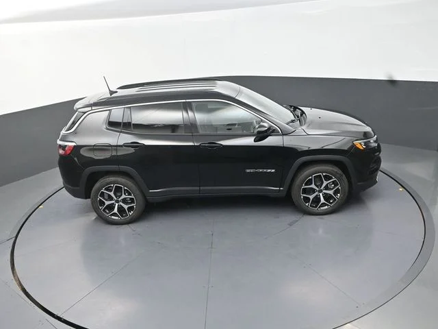New 2026 Diamond Black Crystal Pearl-Coat Exterior Paint Jeep Limited image 18