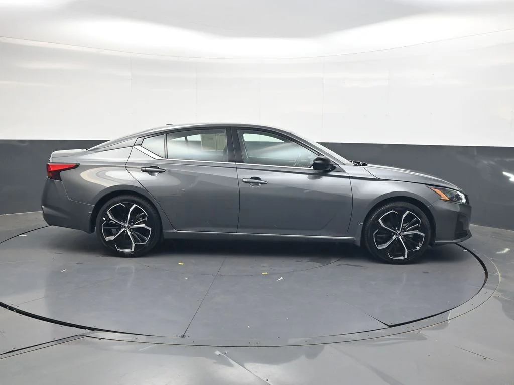 Used 2025 Gray Nissan 2.5 SR image 4