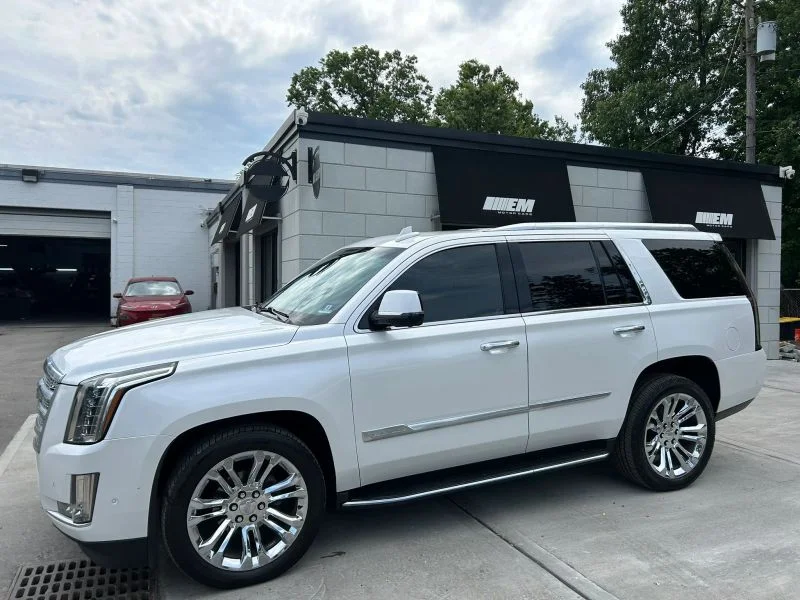 Used 2019 White Cadillac Sport Utility 4D image 4