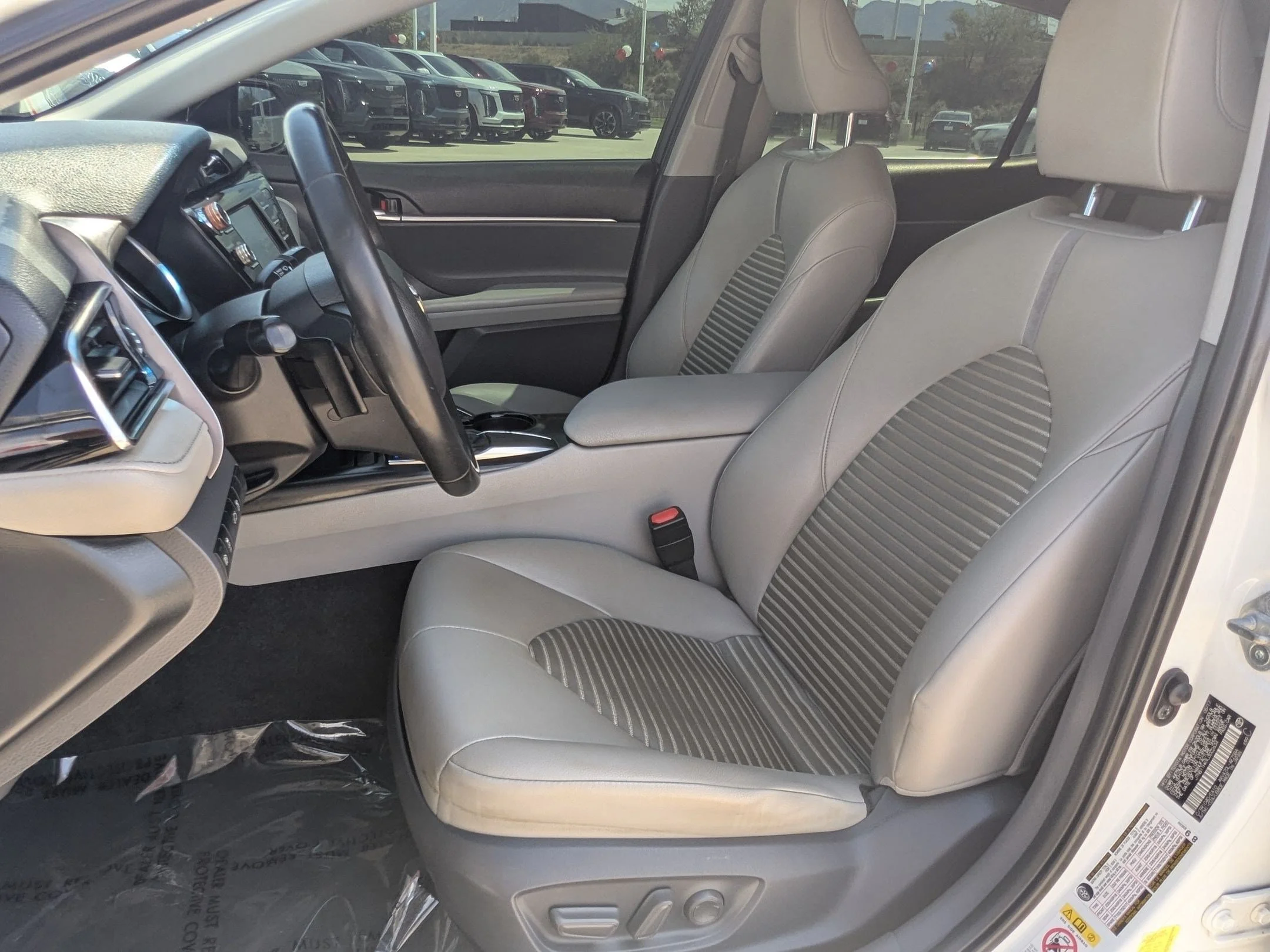 Used 2018 Super White Toyota SE image 14