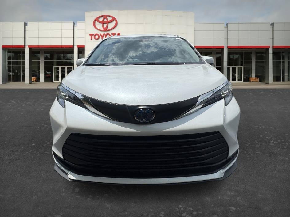 Used 2025 Wind Chill Pearl Toyota XLE image 2