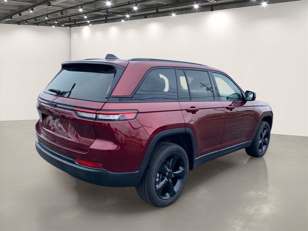 Used 2023 Velvet Red Pearlcoat Jeep Altitude image 7