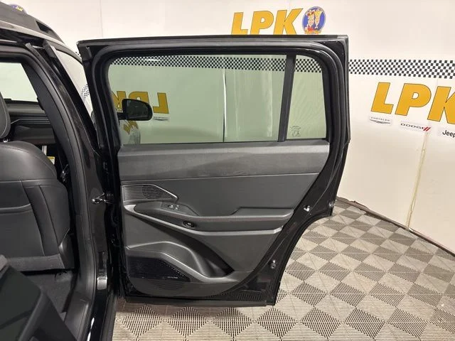 New 2026 Diamond Black Crystal Pearl-Coat Exterior Paint Jeep Overland image 25