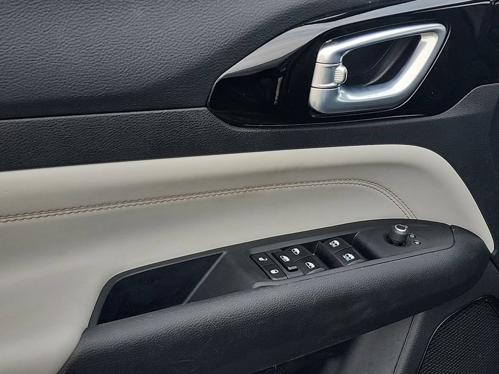 Used 2023  Jeep Limited image 13