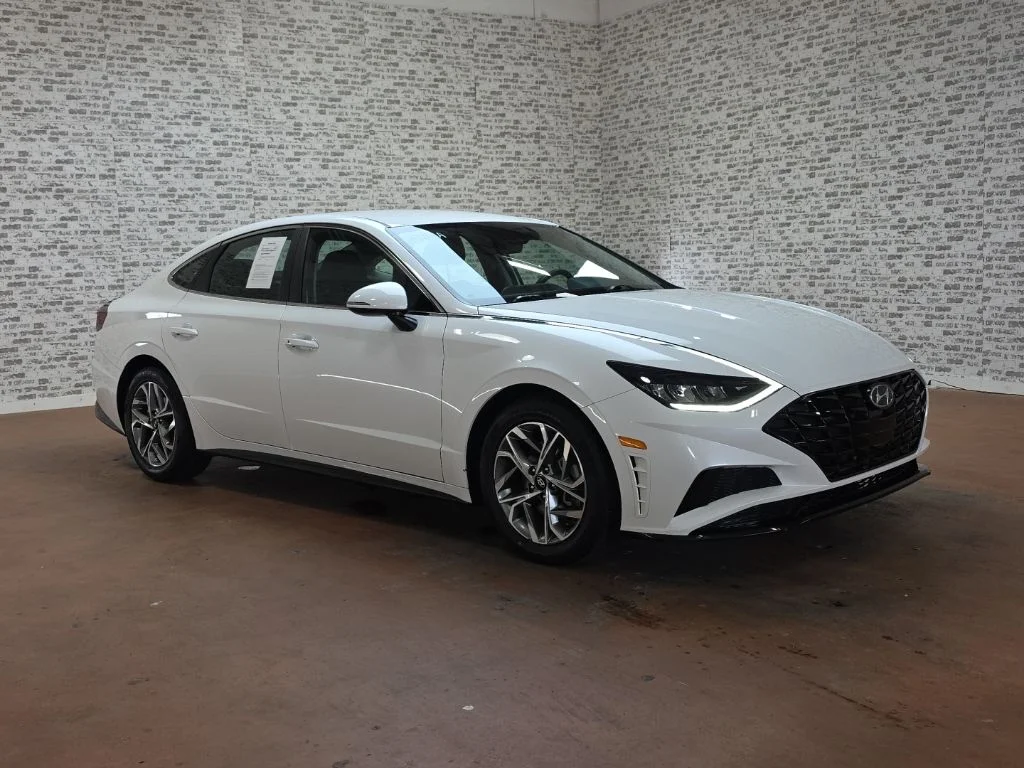 Used 2022 Quartz White Hyundai SEL image 1