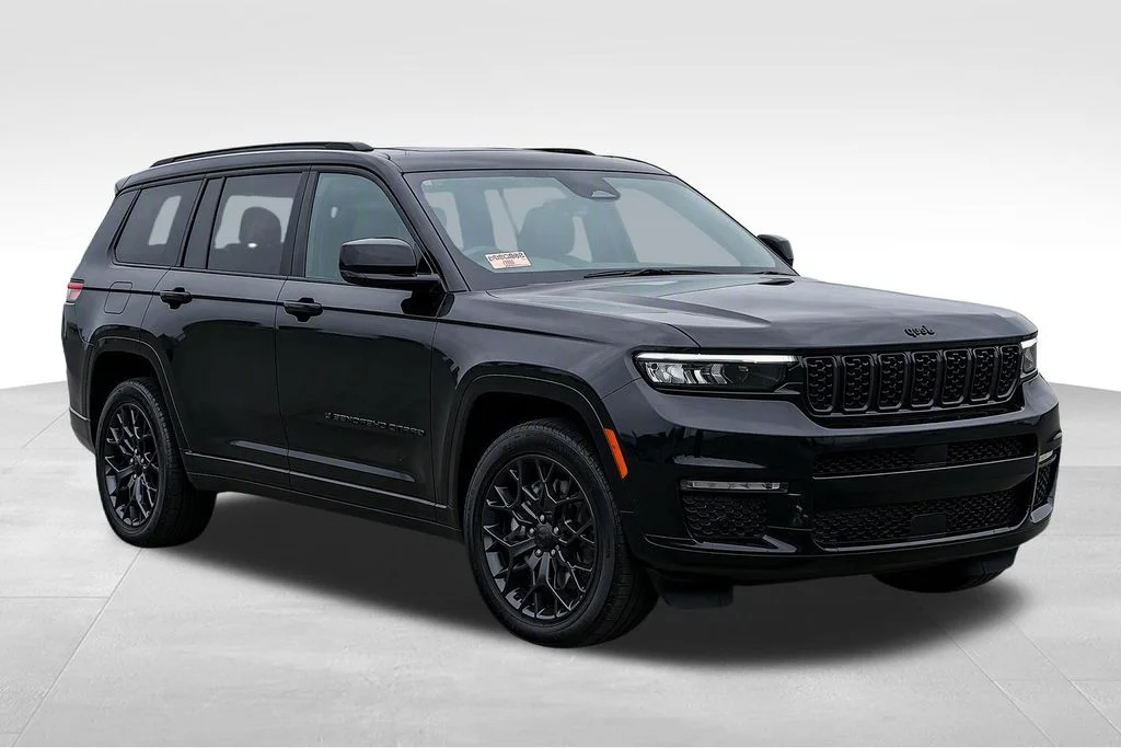 Used 2025 Diamond Black Crystal Pearlcoat Jeep Summit image 2