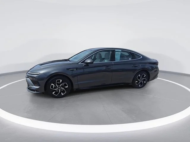 Used 2025 Gray Hyundai SEL image 4