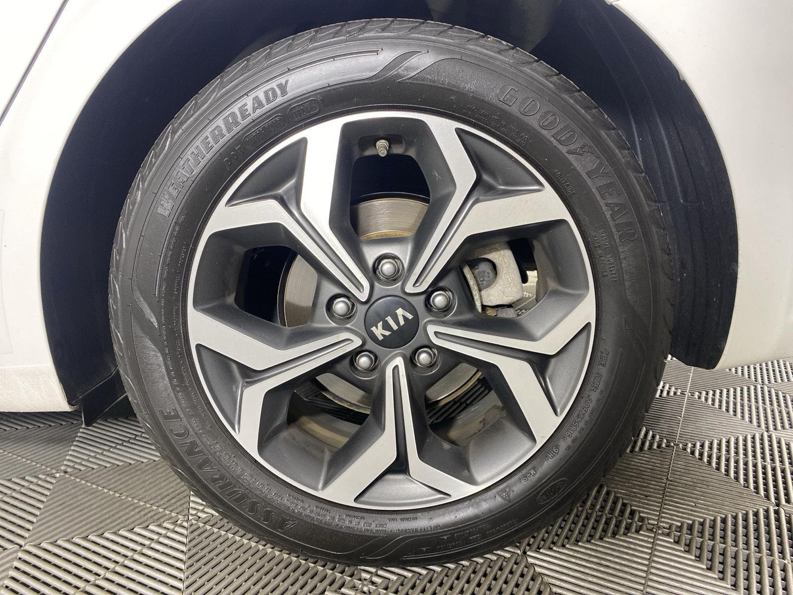 Used 2020 Clear White Kia LXS image 9