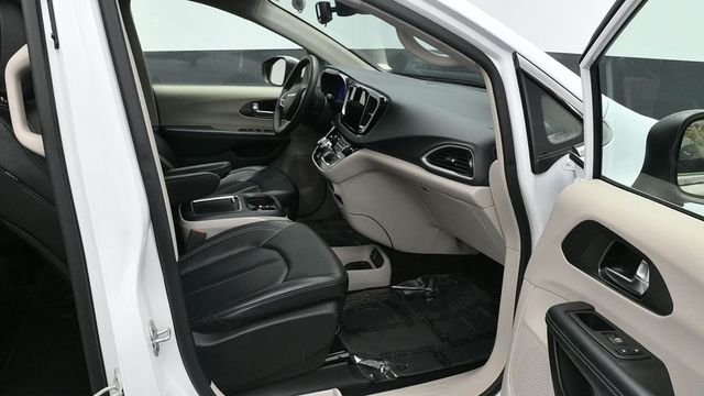 Used 2023 White Chrysler Touring L image 9