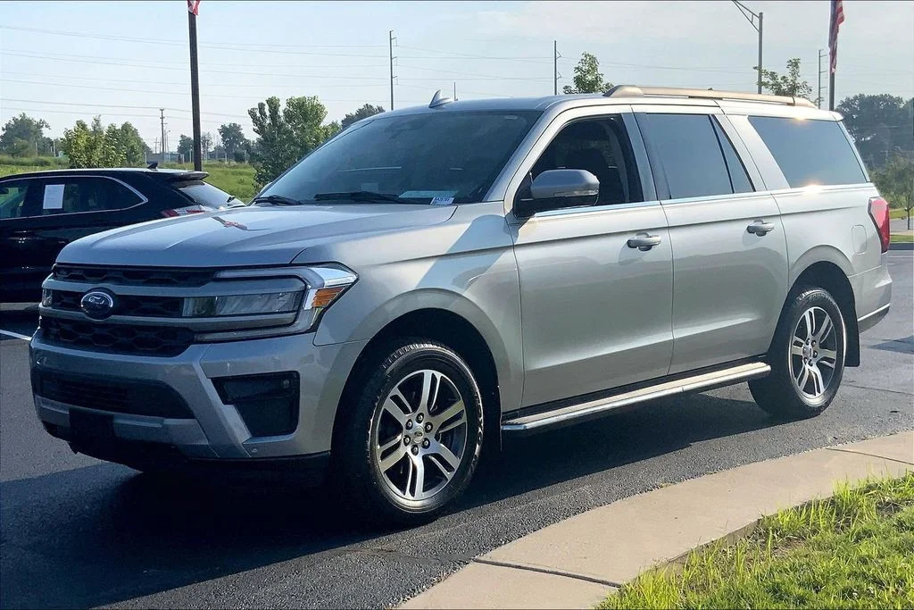 Used 2023 Silver Ford XLT image 5
