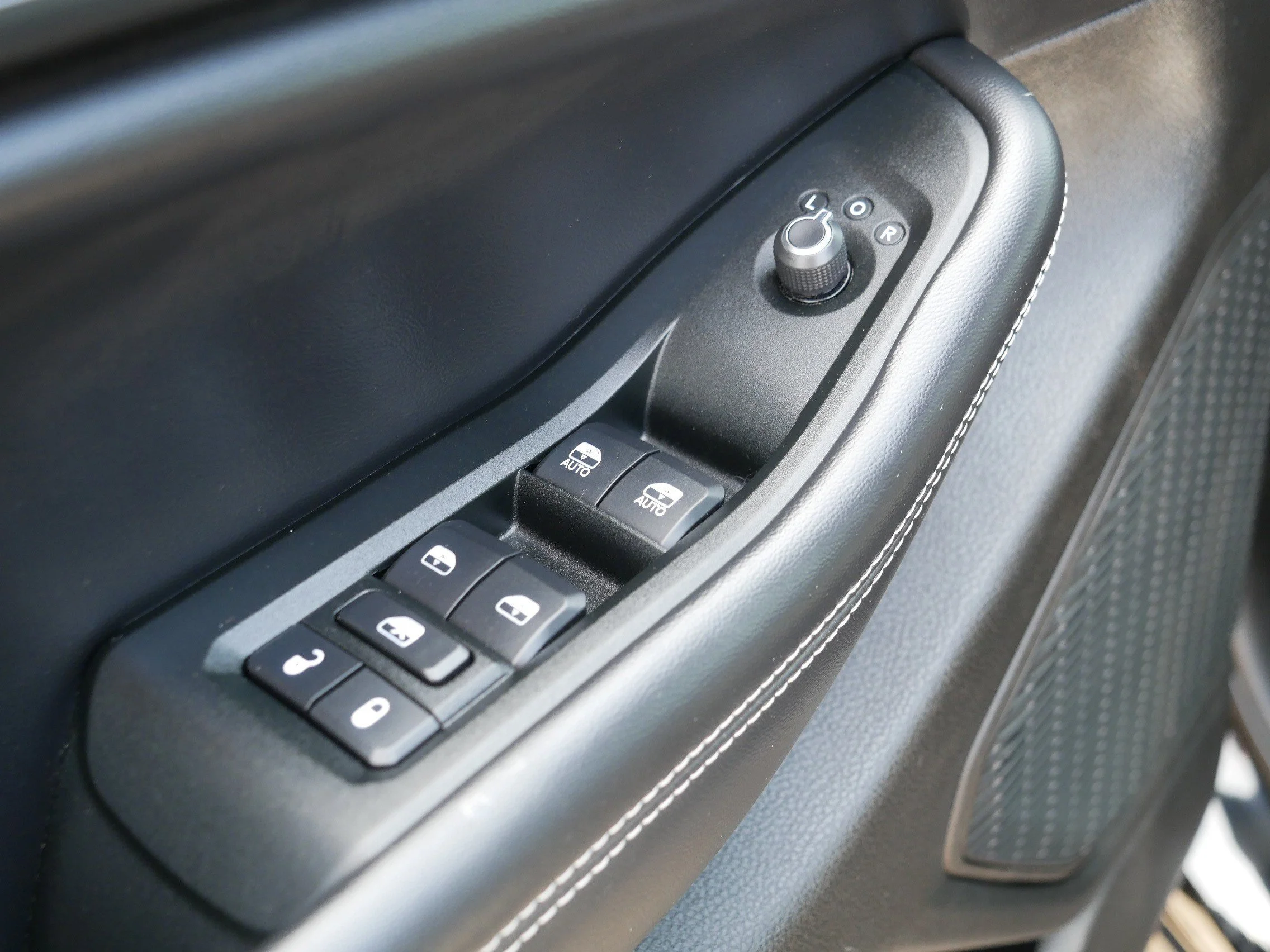 Used 2024 Diamond Black Crystal Pearlcoat Jeep Altitude X image 19