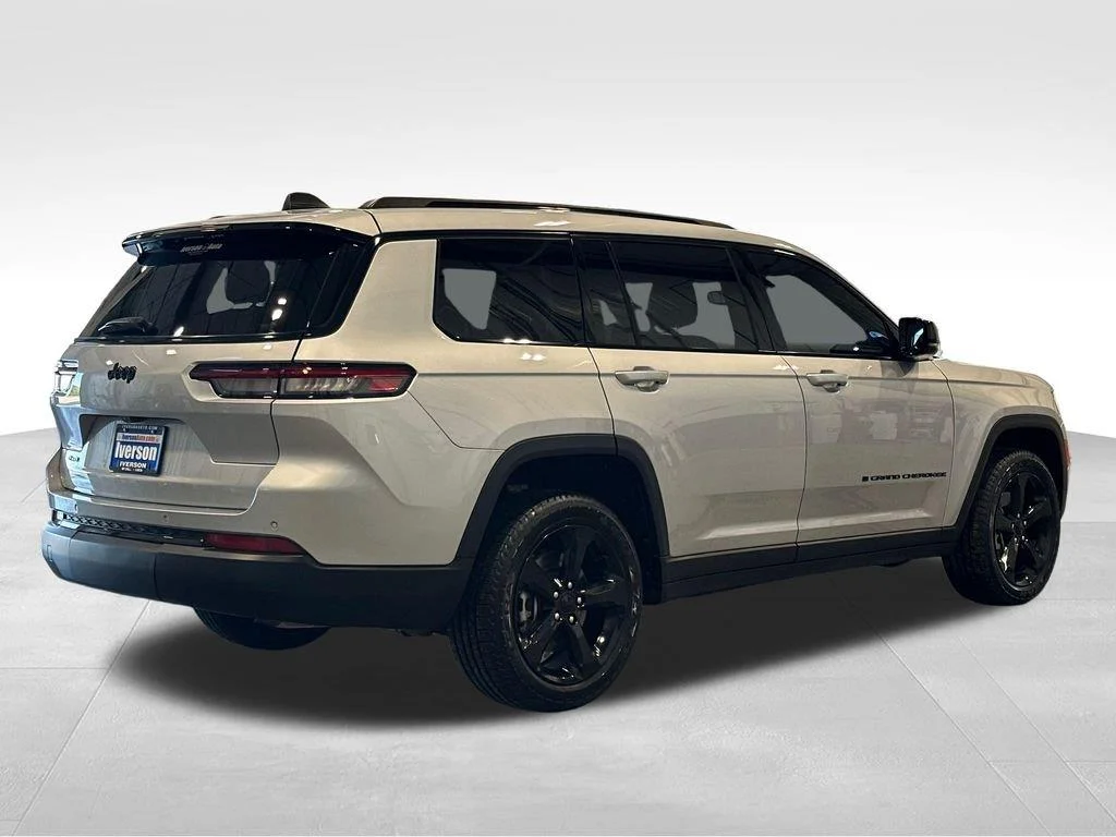 Used 2023 Silver Zynith Jeep Altitude image 7