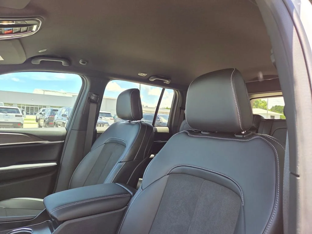 New 2026 Bright White Clear-Coat Exterior Paint Jeep Laredo Altitude image 12