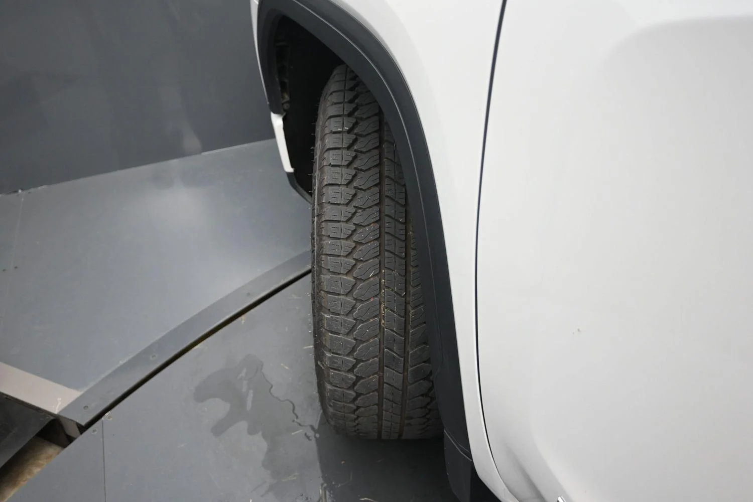 Used 2025 White Frost Tricoat GMC Denali image 5