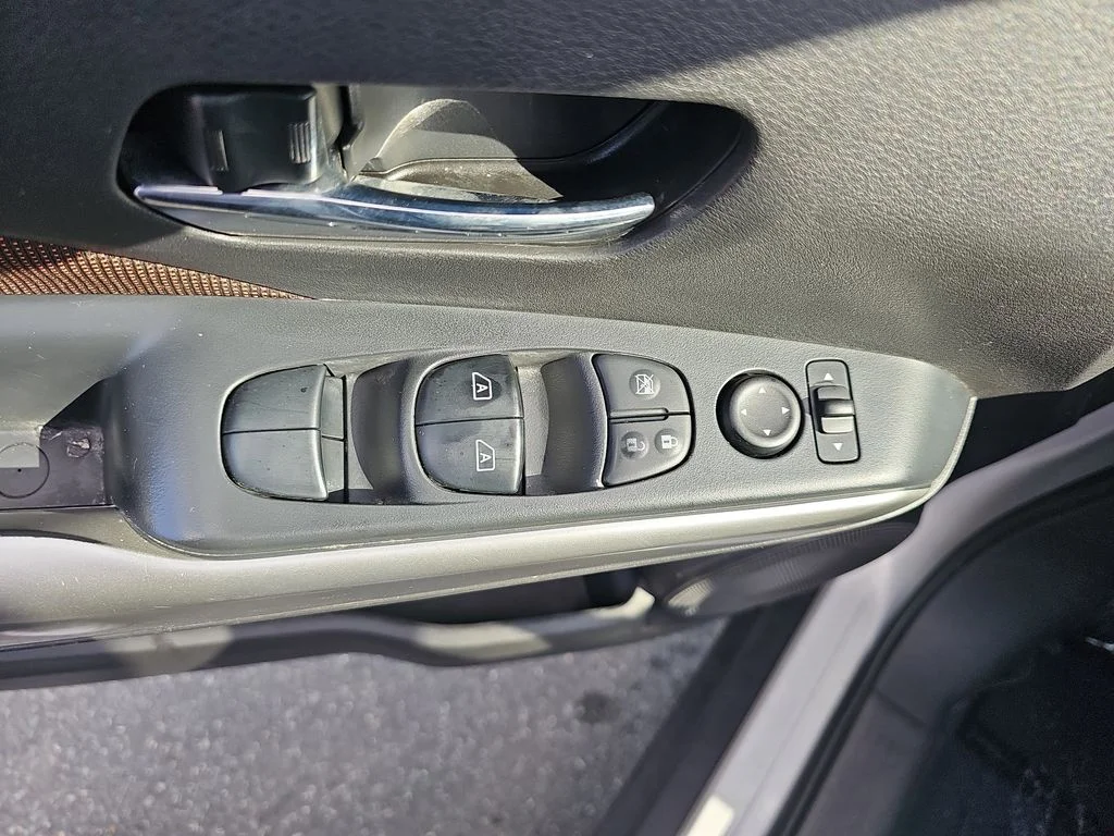 Used 2019 Silver Nissan SR image 27