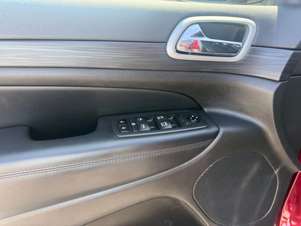 Used 2021 Red Jeep Laredo E image 5