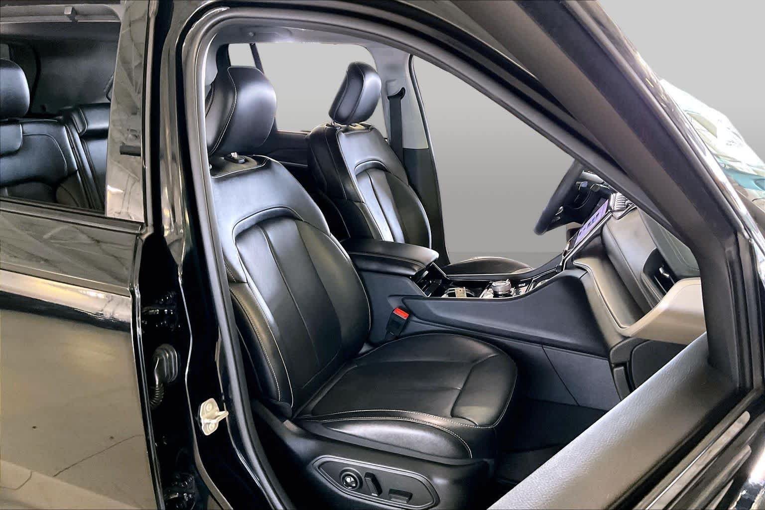 Used 2023 Diamond Black Crystal Pearlcoat Jeep Limited image 8