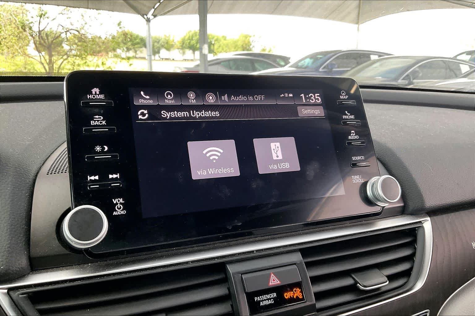 Used 2018 Modern Steel Metallic Honda Touring 1.5T image 32