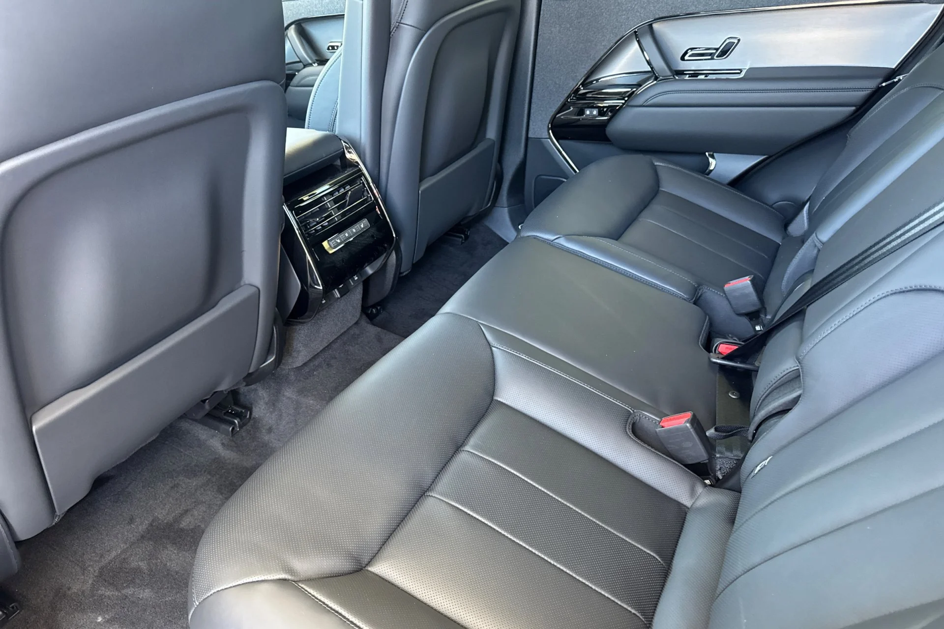 New 2026 SANTORINI BLACK Land Rover SE image 4
