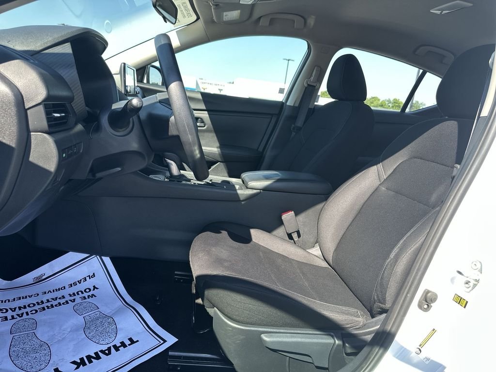 Used 2024 White Nissan S image 17