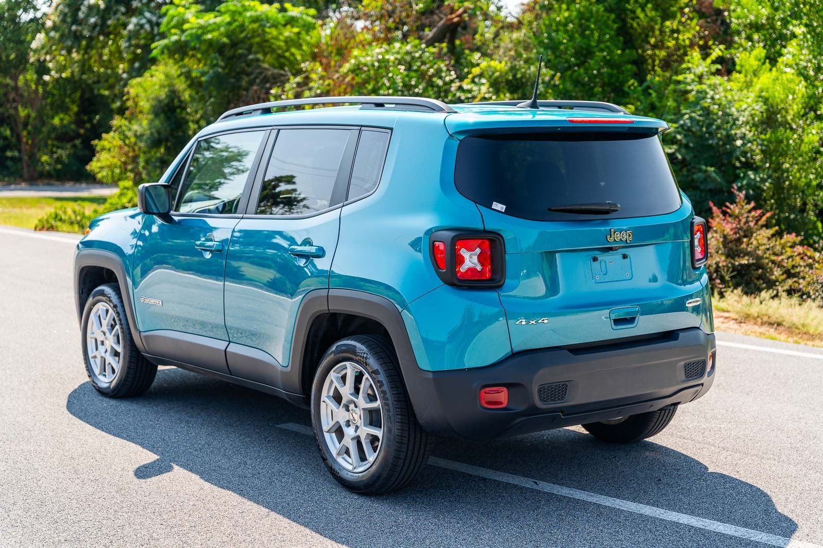 Used 2022 Teal Jeep Latitude image 5