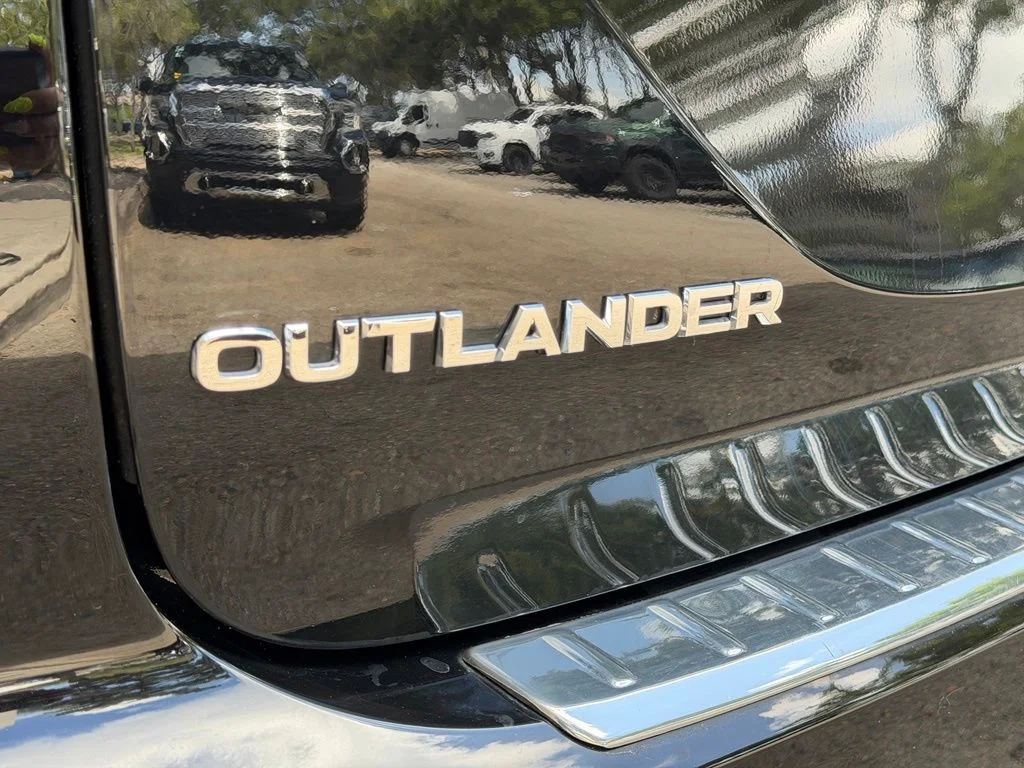 Used 2025 Black Mitsubishi SE image 17