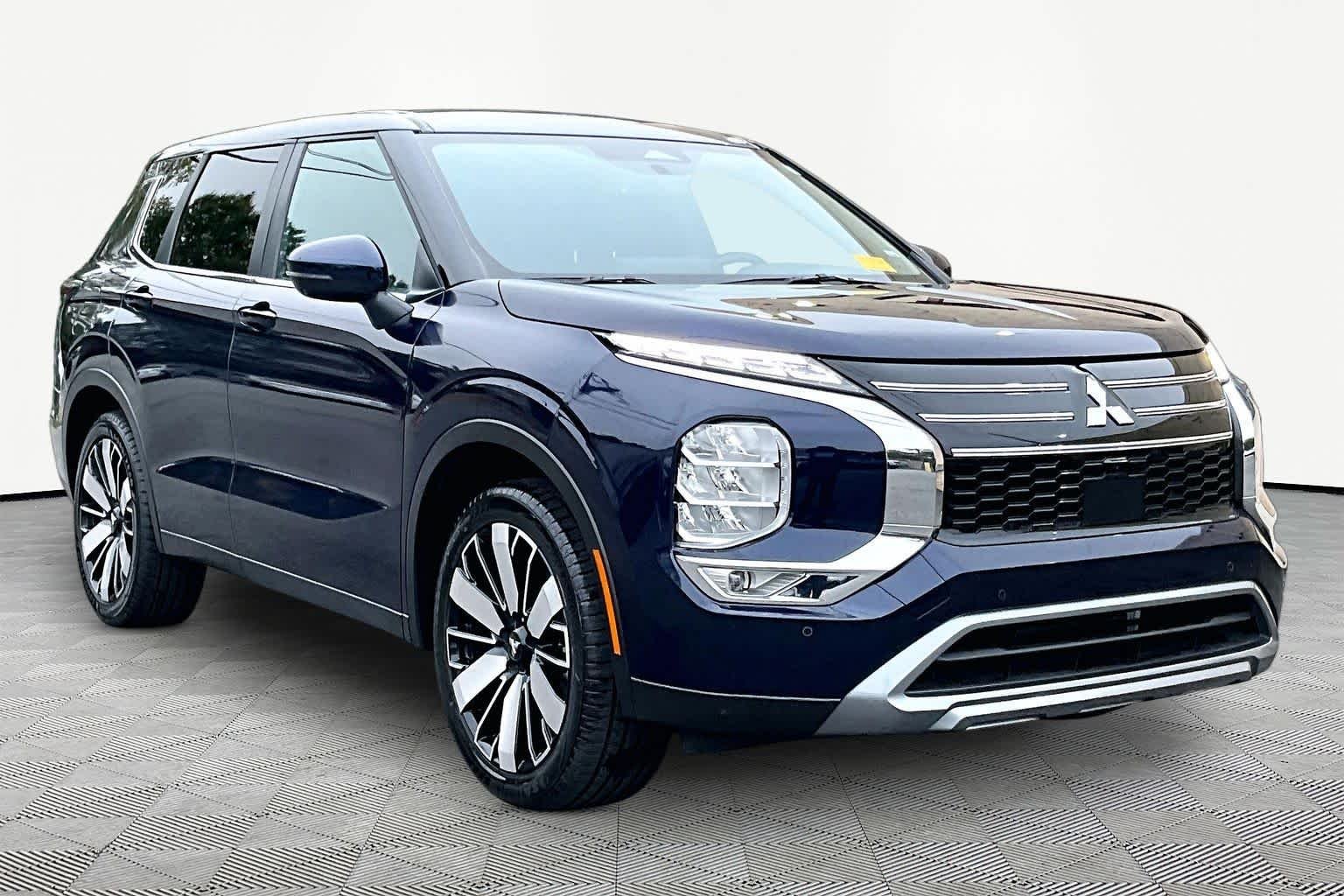 Used 2025 Cosmic Blue Metallic Mitsubishi SE image 3