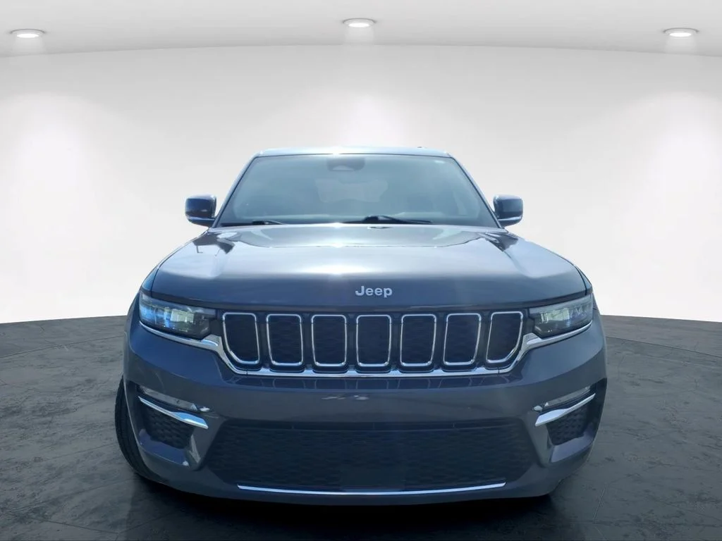 Used 2024 Gray Jeep Limited image 4