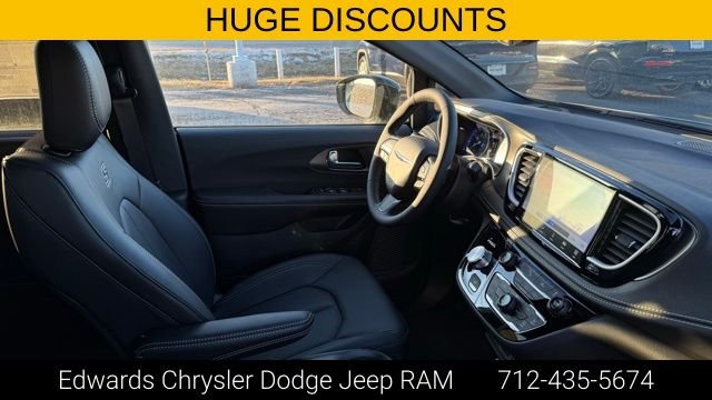 2026 Chrysler Pacifica Select - Photo 34