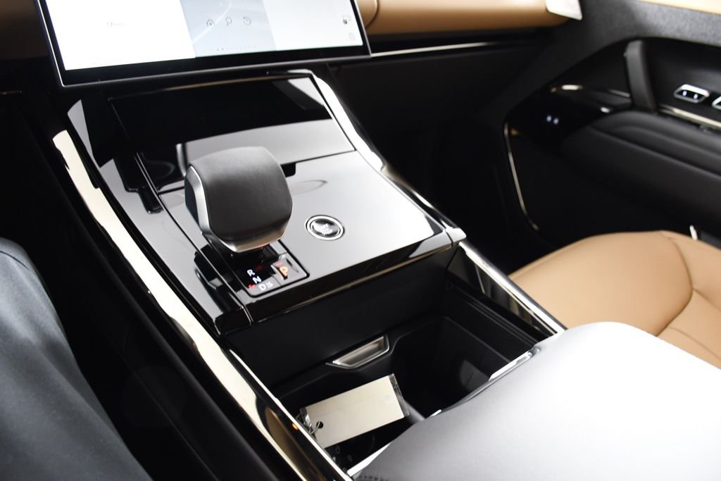 New 2026 Fuji White Land Rover Dynamic SE image 32