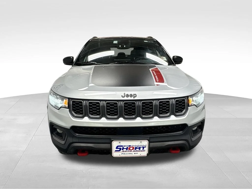 Used 2025 Silver Jeep Trailhawk image 2