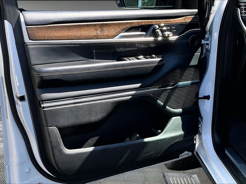 Used 2023 White Jeep Base image 9