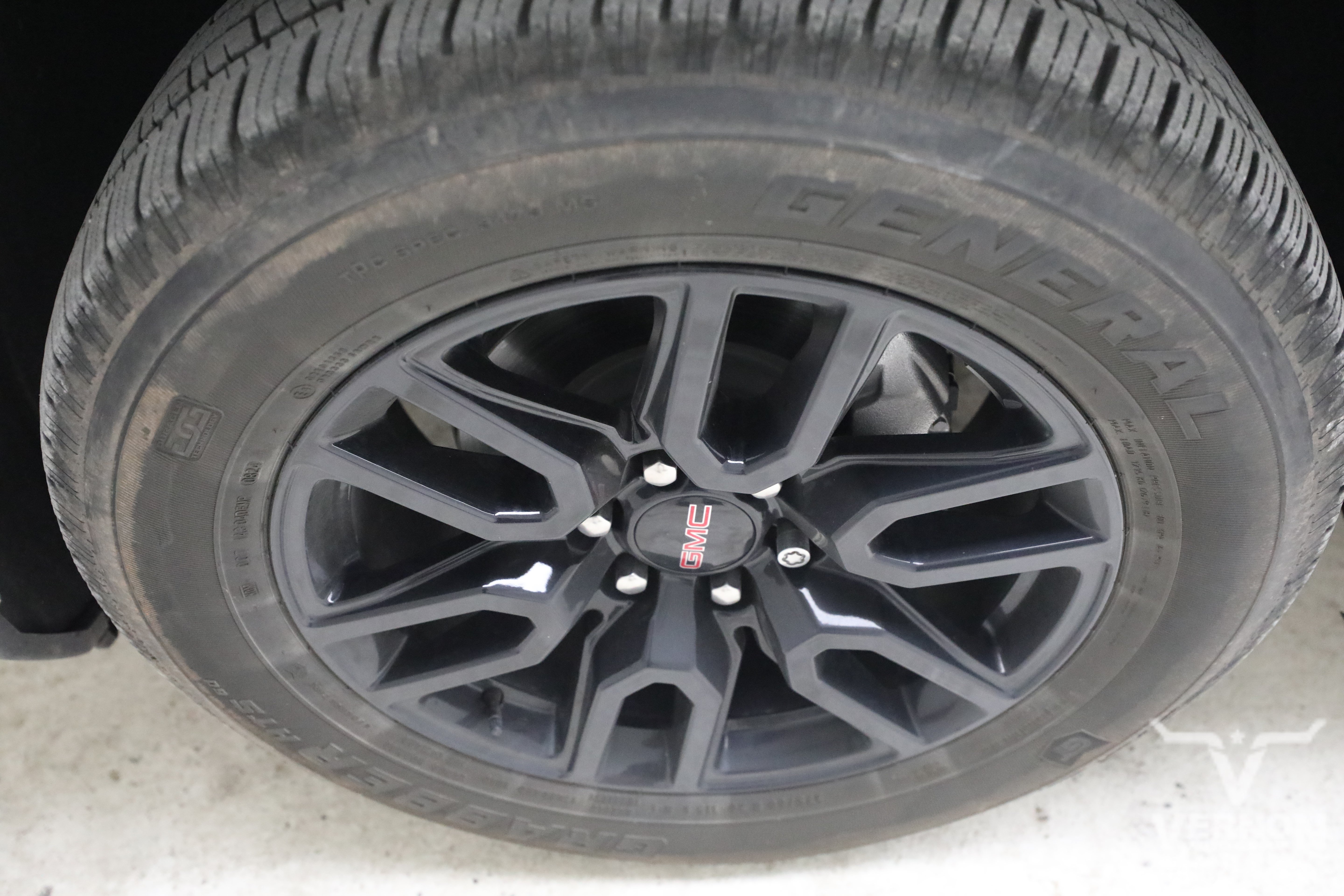 Used 2024 Summit White GMC Y image 10