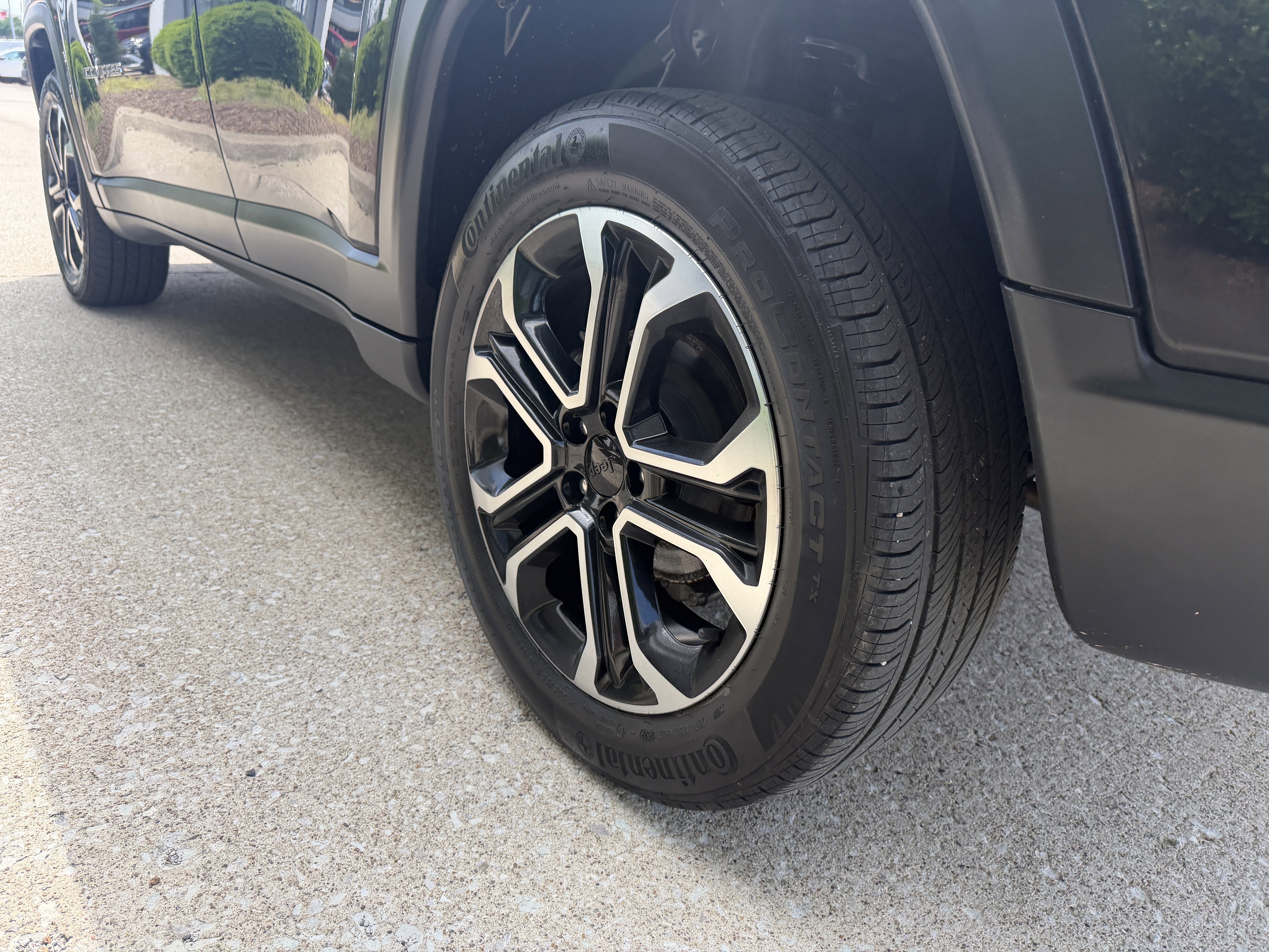 Used 2022 Diamond Black Crystal Pearlcoat Jeep Limited image 14