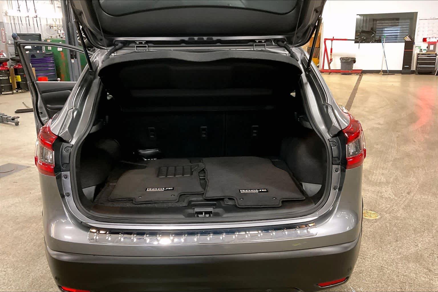 Used 2022 Gun Metallic Nissan SL image 34