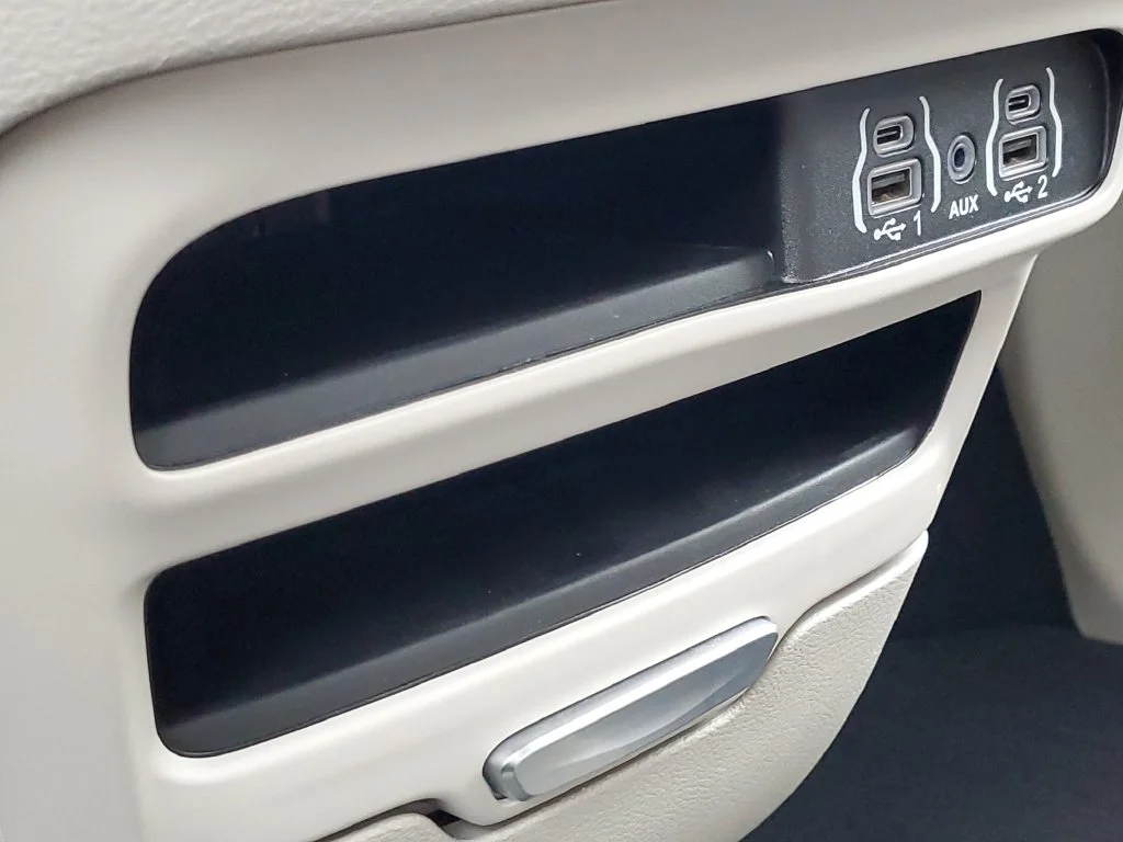 Used 2024 Silver Chrysler Touring L image 22