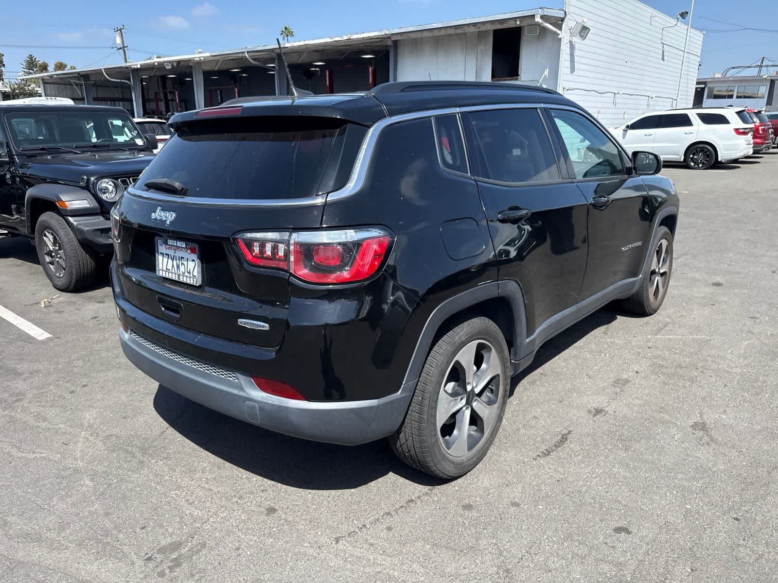 Used 2017 Diamond Black Crystal Pearlcoat Jeep Latitude image 11