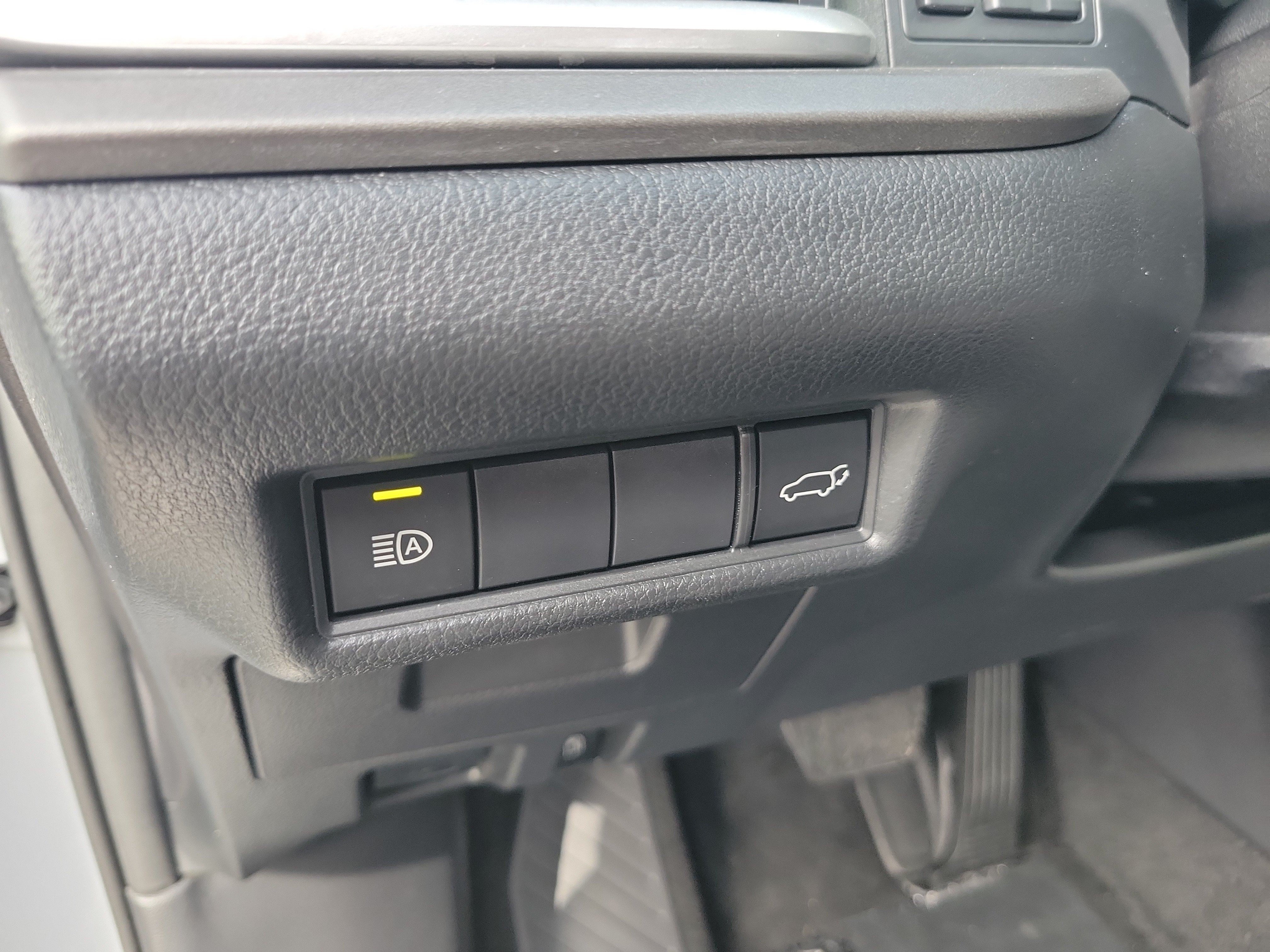 Used 2025 Pearl Toyota LE image 25