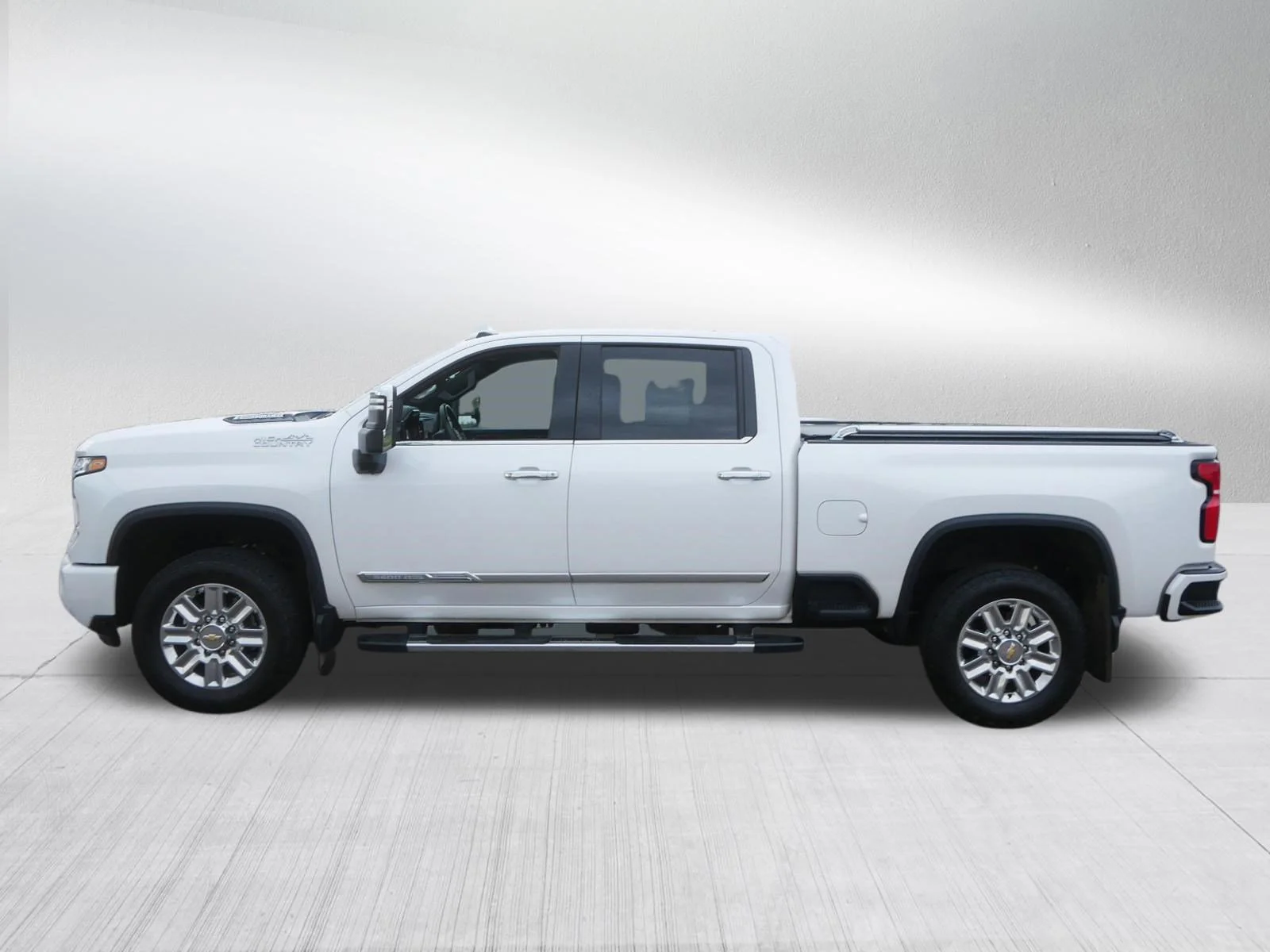 Used 2025 Iridescent Pearl Tricoat Chevrolet High Country image 4