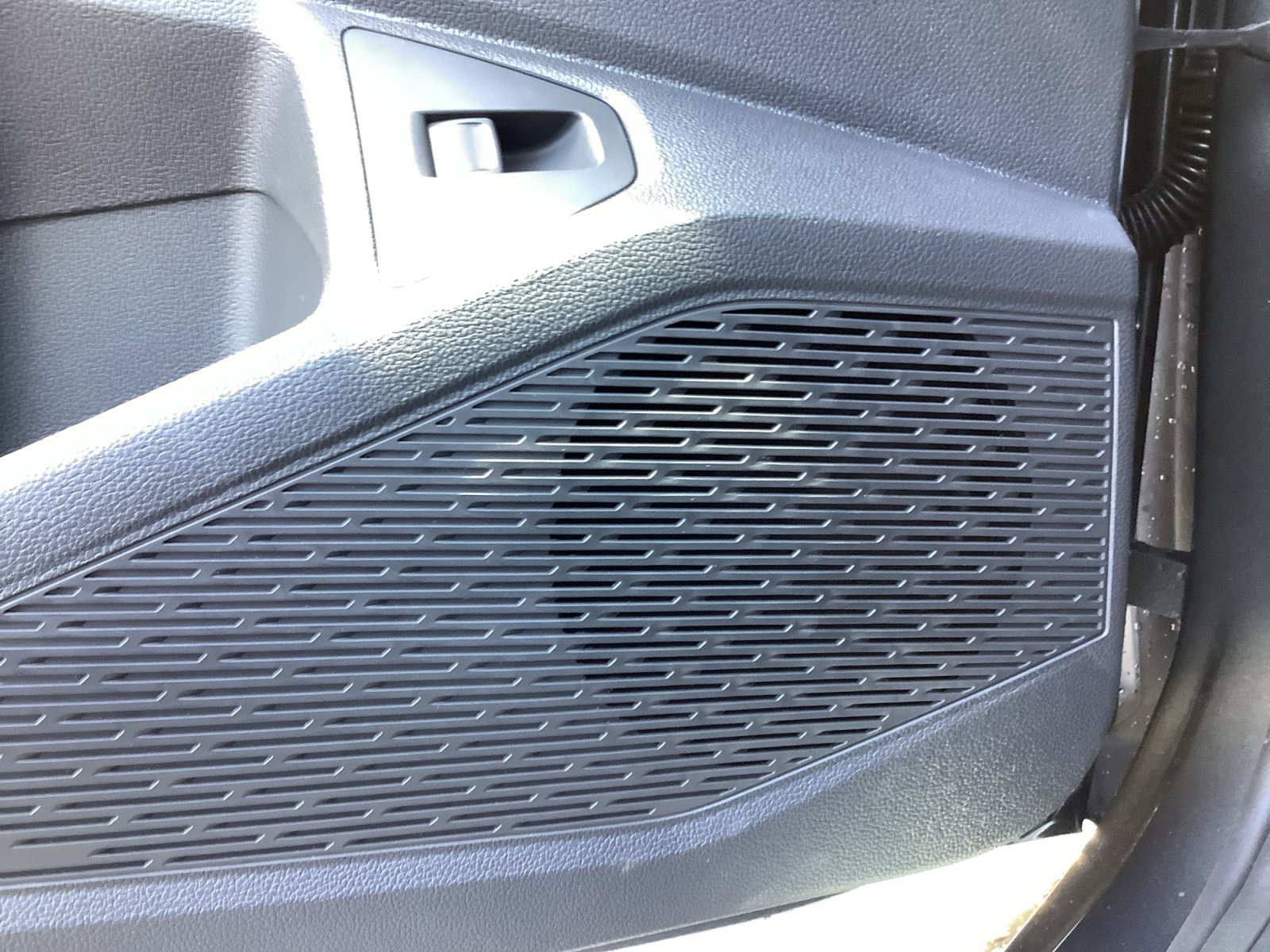 New 2026 PLATINUM GRAY M Volkswagen SE image 26